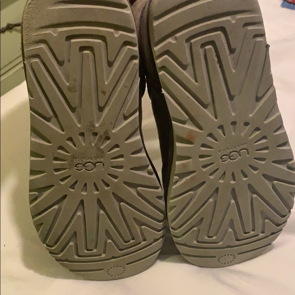 Short gray UGGs - Picture 3 of 3